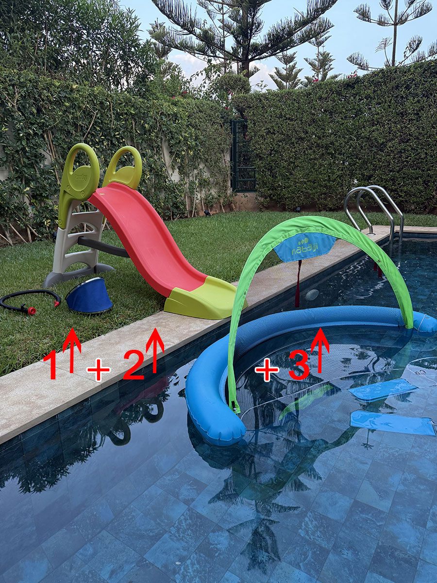 Toboggan et but de water-polo au bord de la piscine